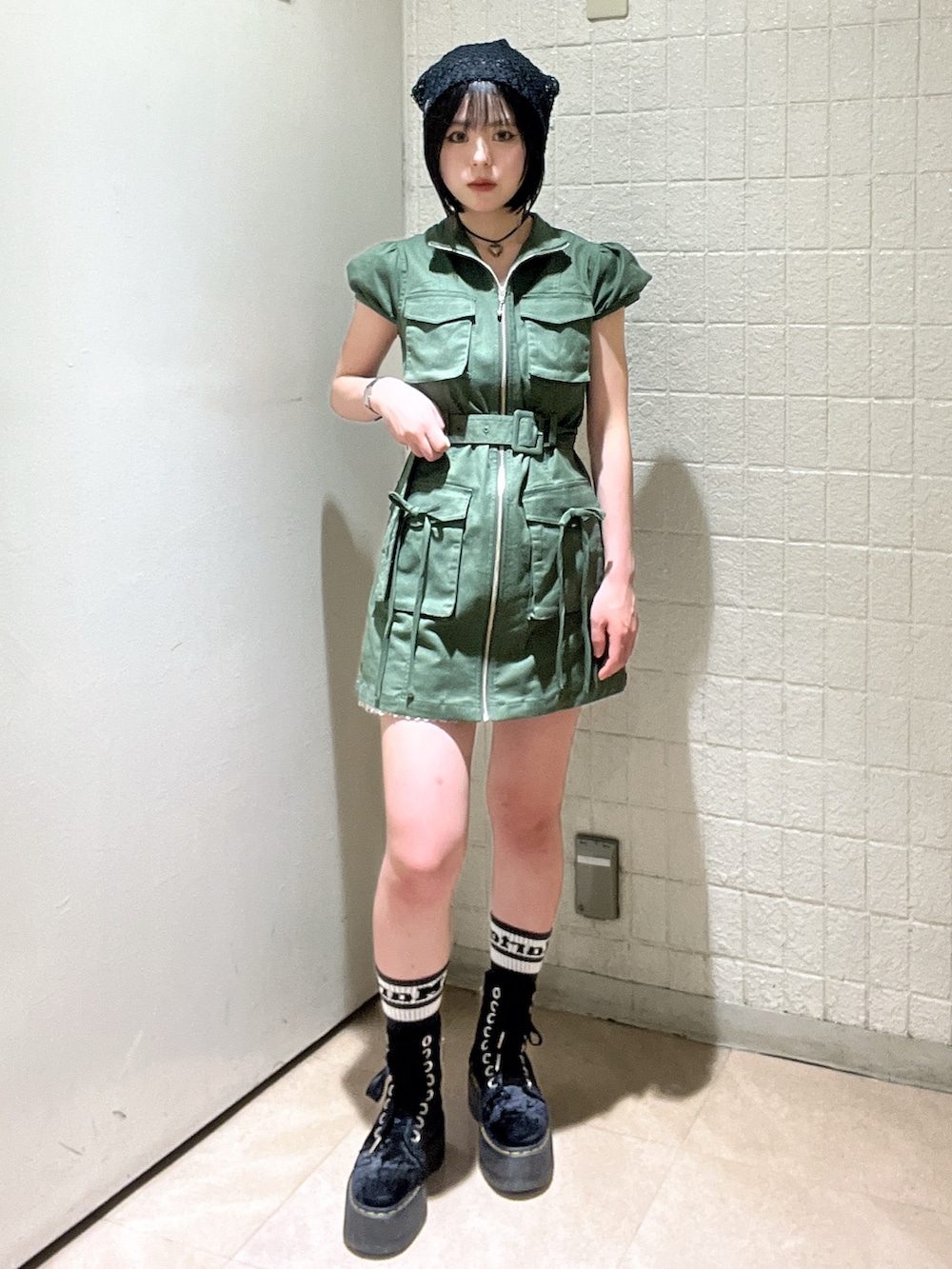 ベージュ系のワンピース、ホワイト系のその他パンツ、ブラック系のニットキャップ/ビーニーを着用したレディースの夏コーディネートの3枚目の写真