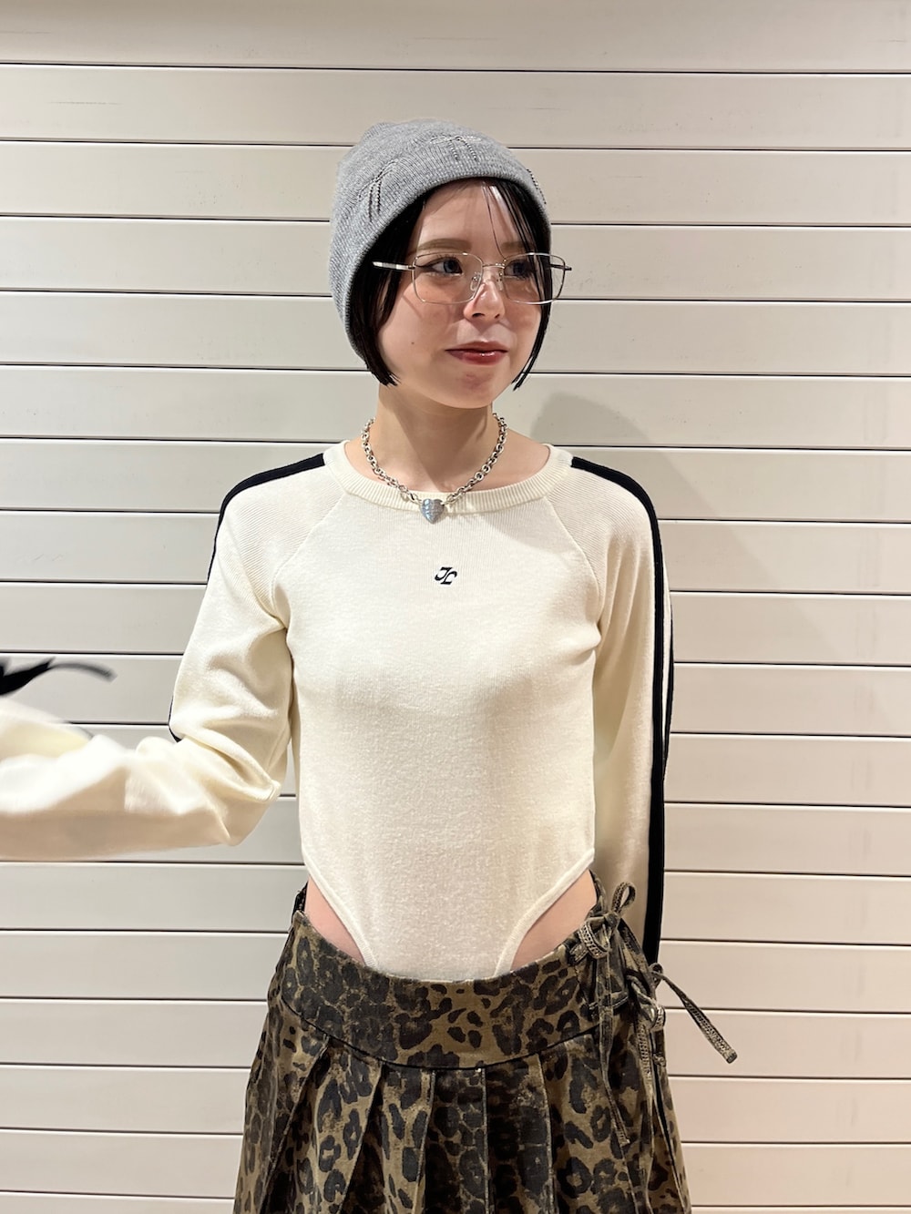 ホワイト系のニット/セーター、ブラウン系のその他パンツ、グレー系のニットキャップ/ビーニーを着用したレディースの秋コーディネートの5枚目の写真