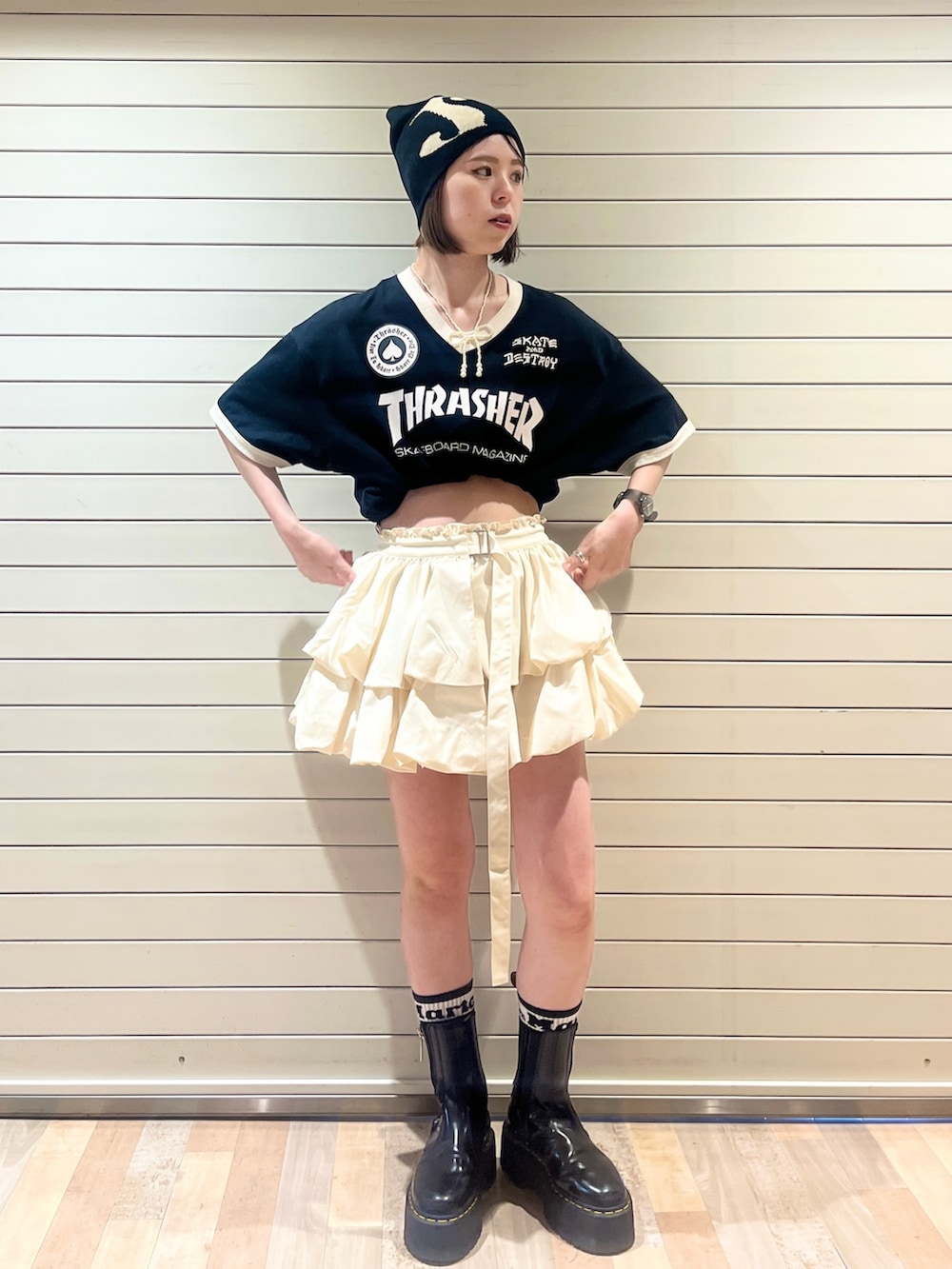 ブラック系のTシャツ/カットソー、ホワイト系のスカート、ブラック系のニットキャップ/ビーニーを着用したレディースの夏コーディネートの3枚目の写真