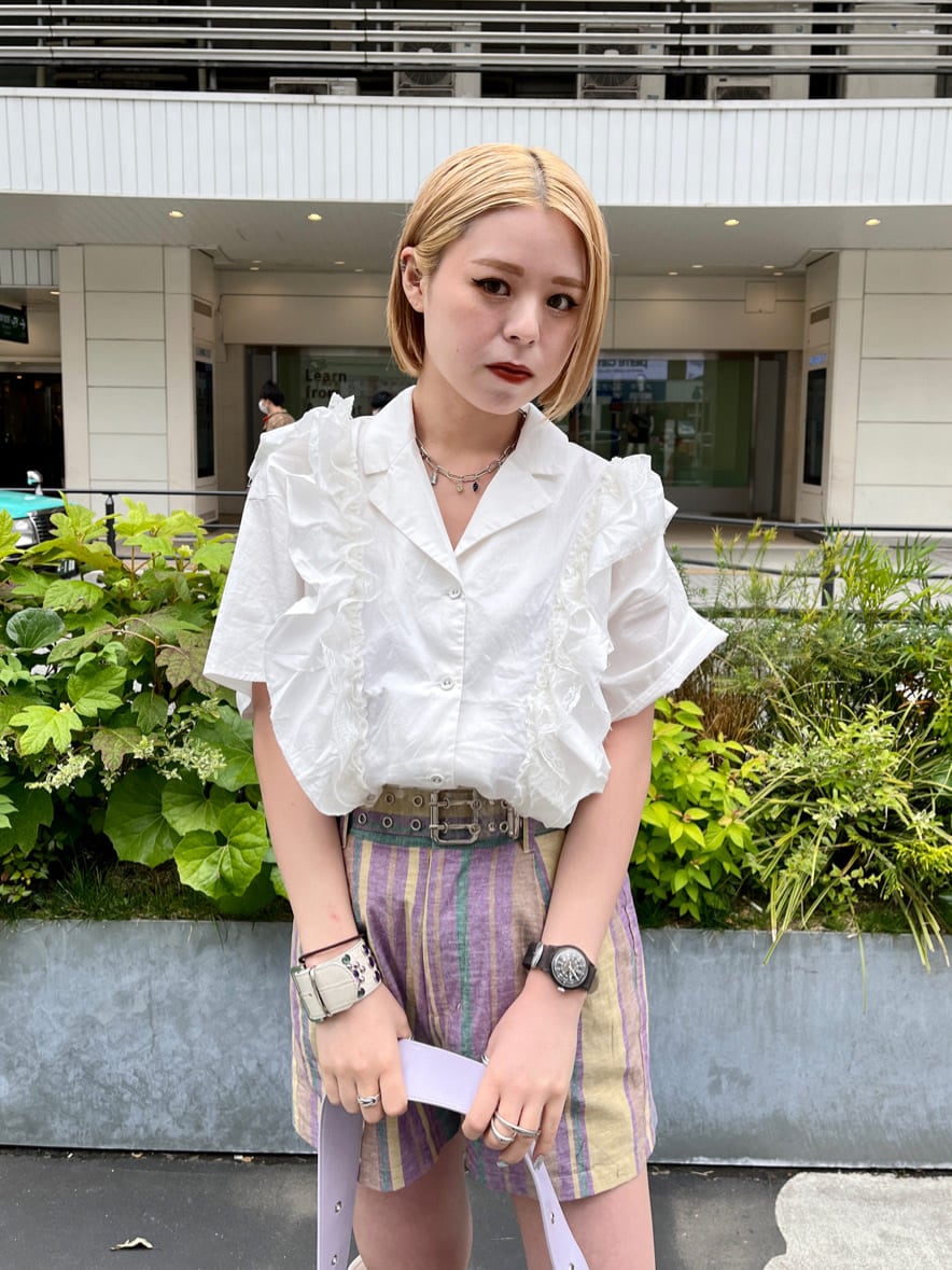 ホワイト系のブーツ、ホワイト系のシャツ/ブラウス、イエロー系のその他パンツを着用したレディースの春コーディネートの5枚目の写真