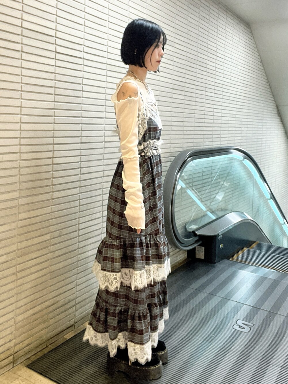 ホワイト系のTシャツ/カットソー、ブラウン系のワンピース、シルバー系のネックレスを着用したレディースの秋コーディネートの3枚目の写真