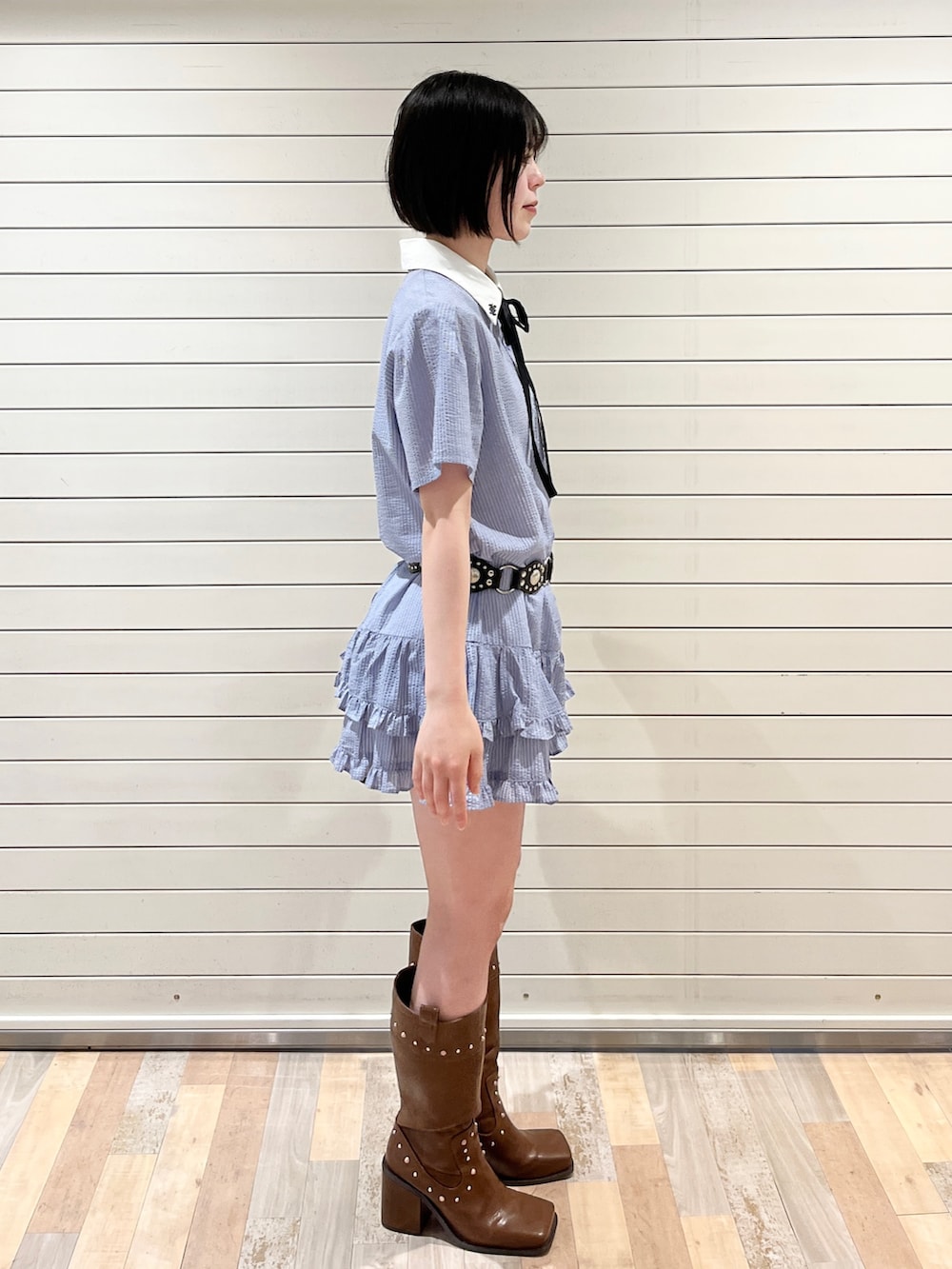 ブルー系のワンピース、ブラック系のその他パンツ、ブラウン系のブーツを着用したレディースの夏コーディネートの3枚目の写真