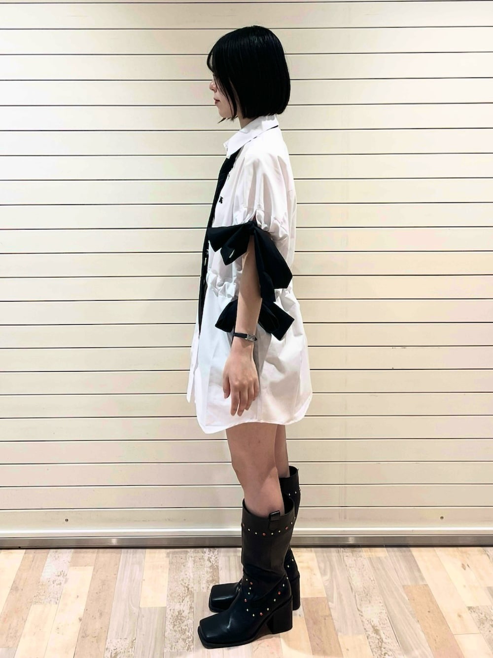 ブラック系のネクタイ、ブラック系のブーツ、ホワイト系のシャツ/ブラウスを着用したレディースの夏コーディネートの3枚目の写真