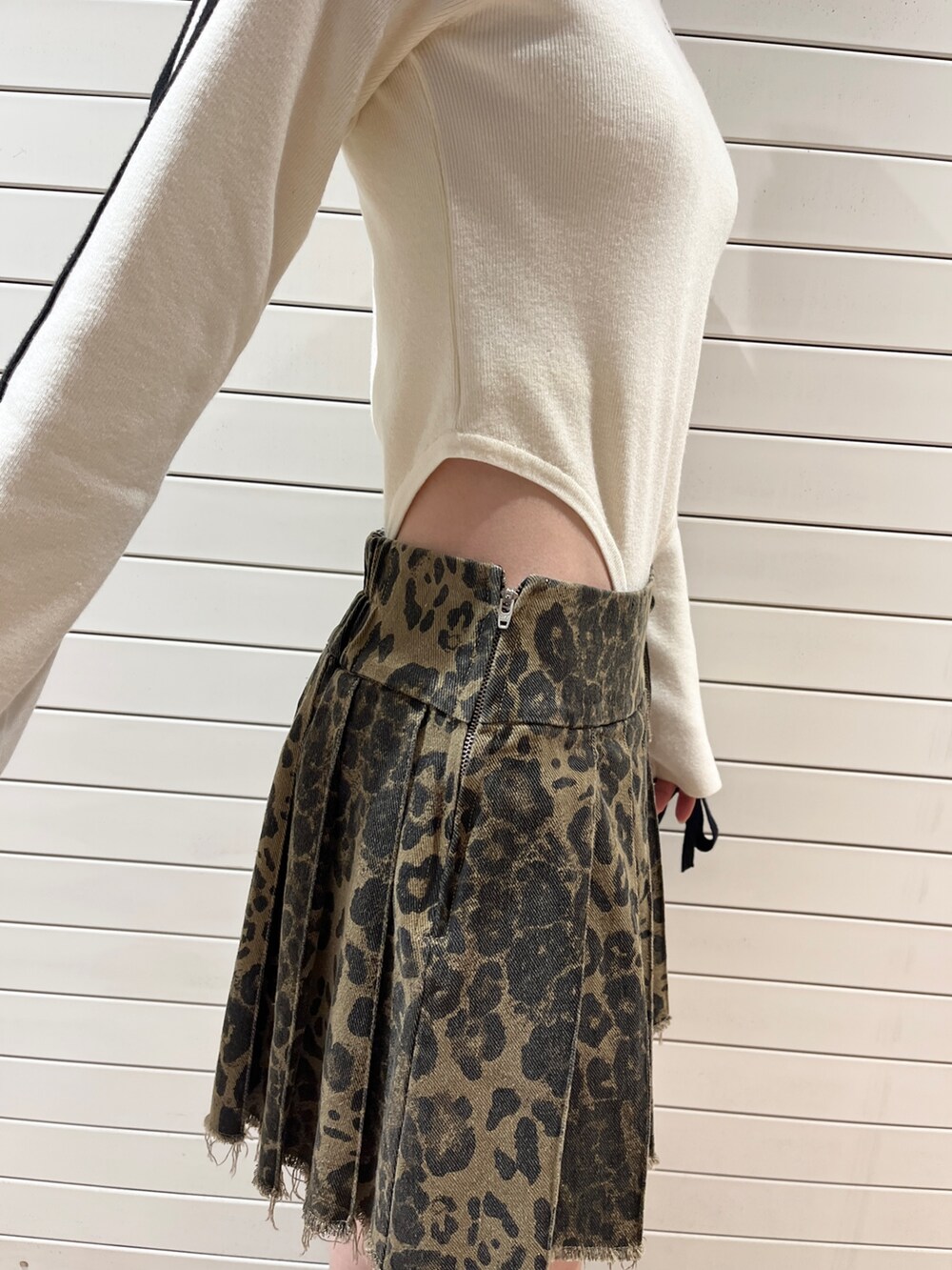 ホワイト系のニット/セーター、ブラウン系のその他パンツ、グレー系のニットキャップ/ビーニーを着用したレディースの秋コーディネートの8枚目の写真