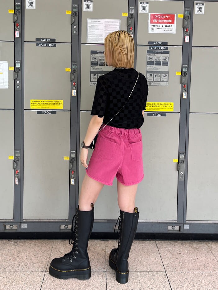 ブラック系のブーツ、その他のTシャツ/カットソー、ブラック系のボストンバッグを着用したレディースの夏コーディネートの4枚目の写真