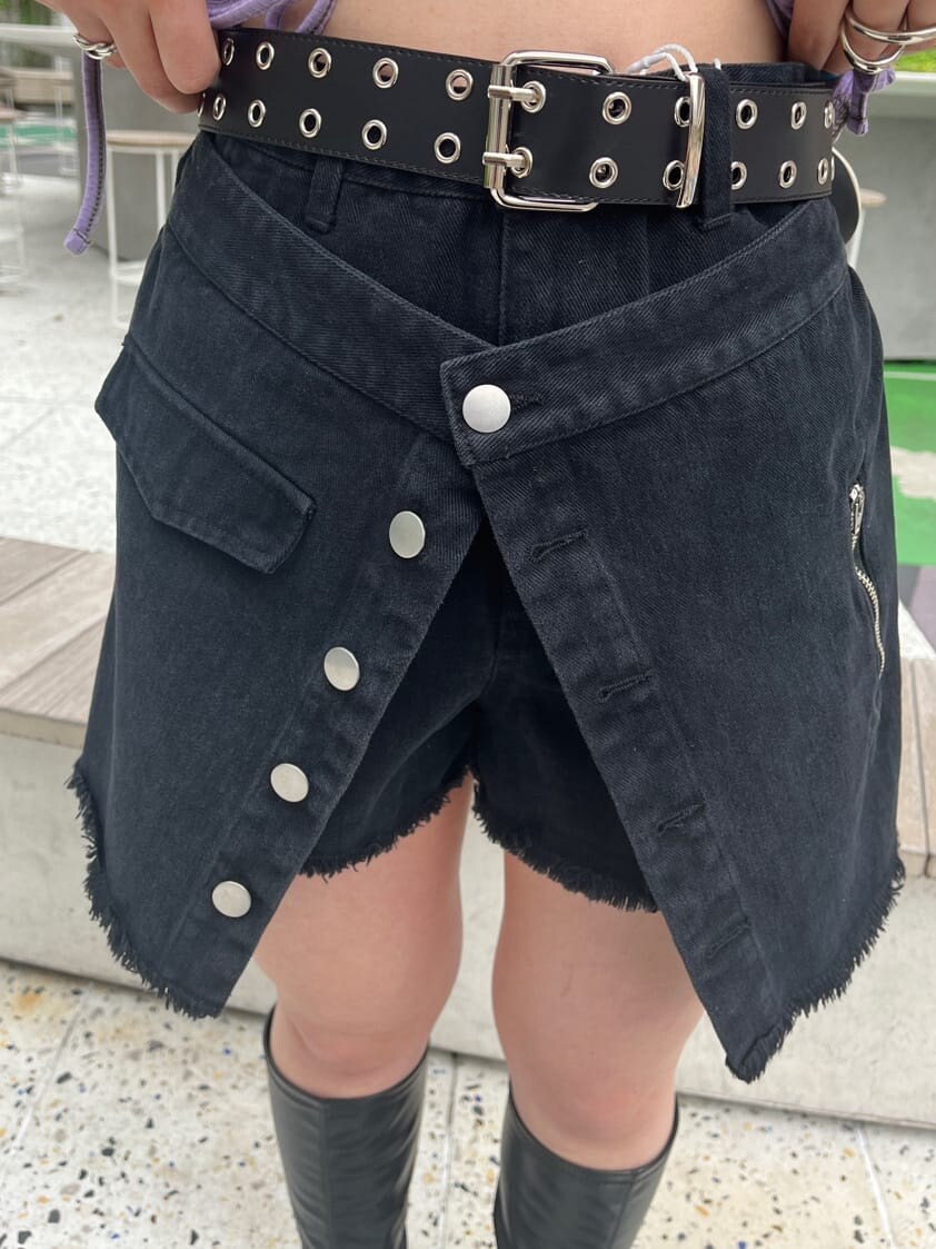 ブラック系のその他パンツ、ブラック系のボストンバッグ、パープル系のTシャツ/カットソーを着用したレディースの夏コーディネートの7枚目の写真