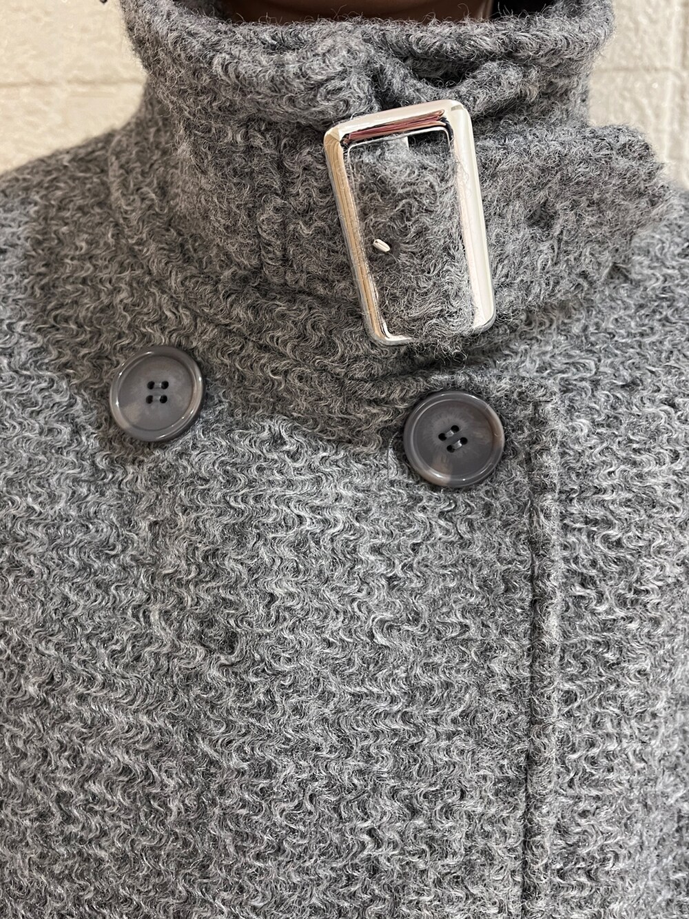 グレー系のその他アウター、ブラック系のヘアピンを着用したレディースの秋コーディネートの7枚目の写真