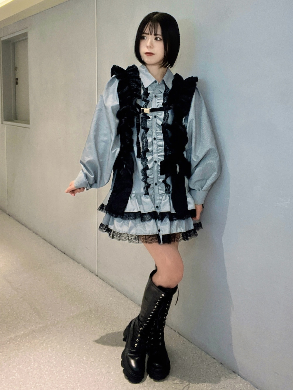 ブラック系のシャツ/ブラウス、ブラック系のブーツ、ブラック系のベルトを着用したレディースの秋コーディネートの3枚目の写真