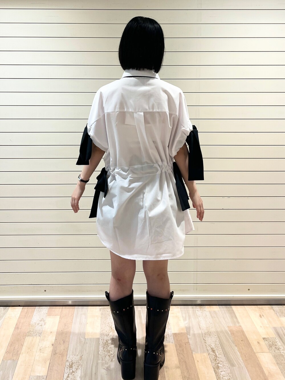 ブラック系のネクタイ、ブラック系のブーツ、ホワイト系のシャツ/ブラウスを着用したレディースの夏コーディネートの4枚目の写真