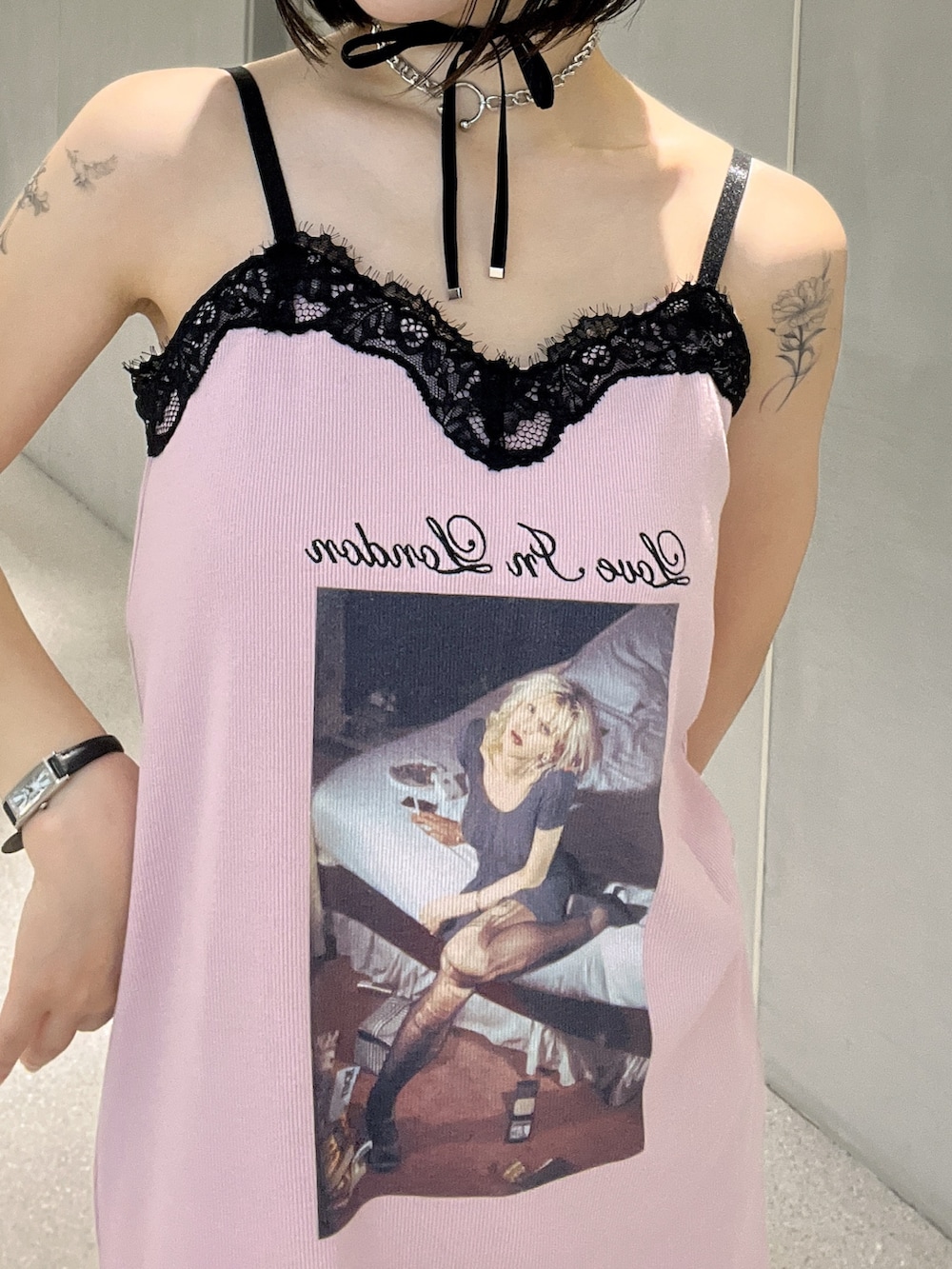 ピンク系のワンピース、ブラック系のチョーカーを着用したレディースの夏コーディネートの6枚目の写真