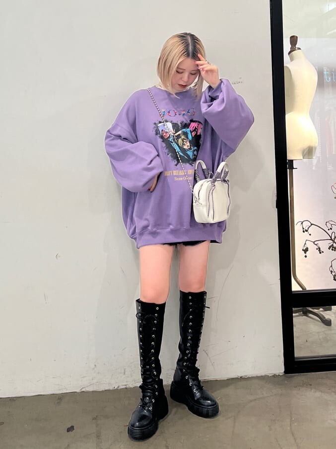 ブラック系のブーツ、ホワイト系のシャツ/ブラウス、パープル系のスウェットを着用したレディースの秋コーディネートの2枚目の写真