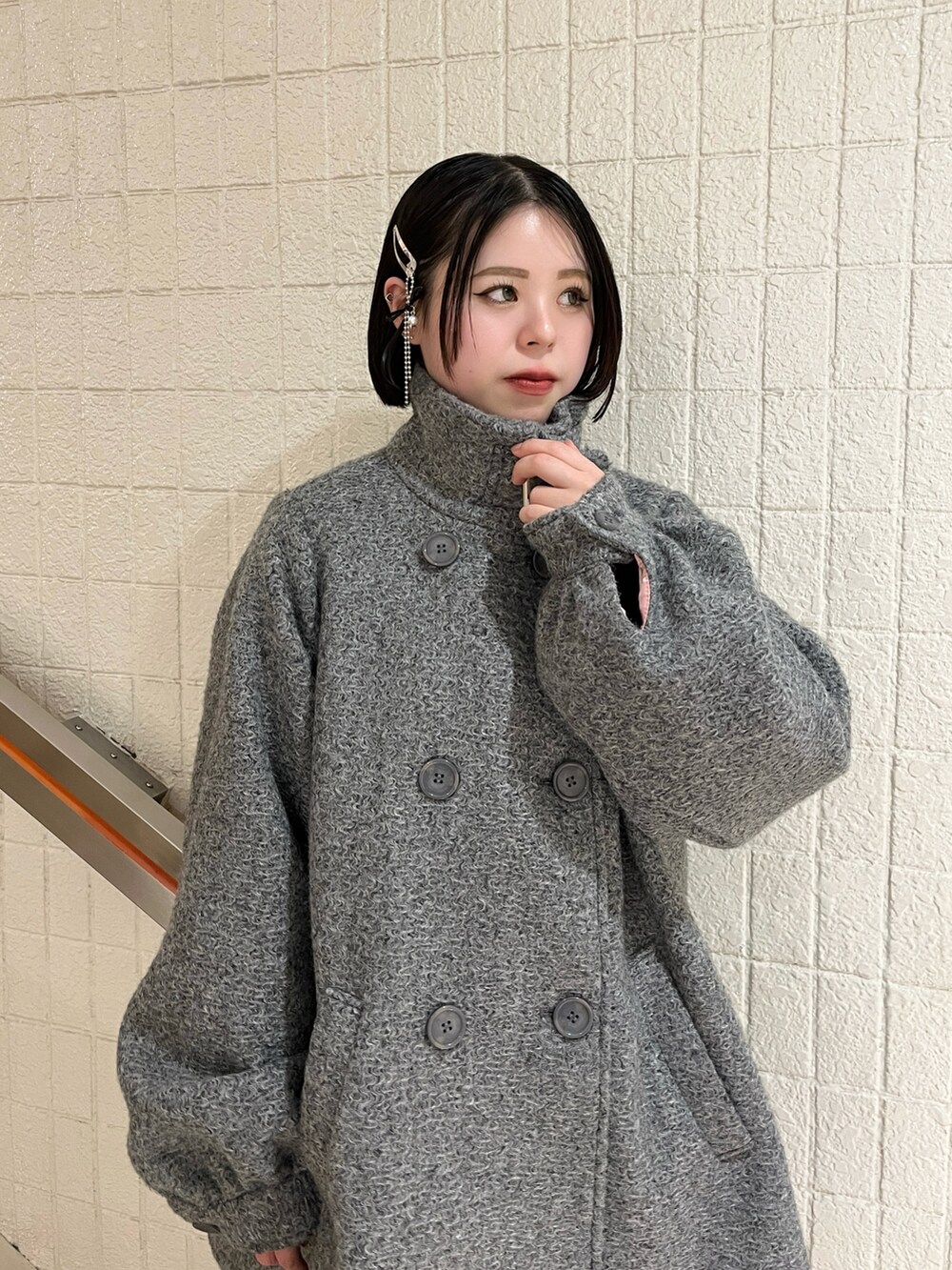 グレー系のその他アウター、ブラック系のヘアピンを着用したレディースの秋コーディネートの5枚目の写真