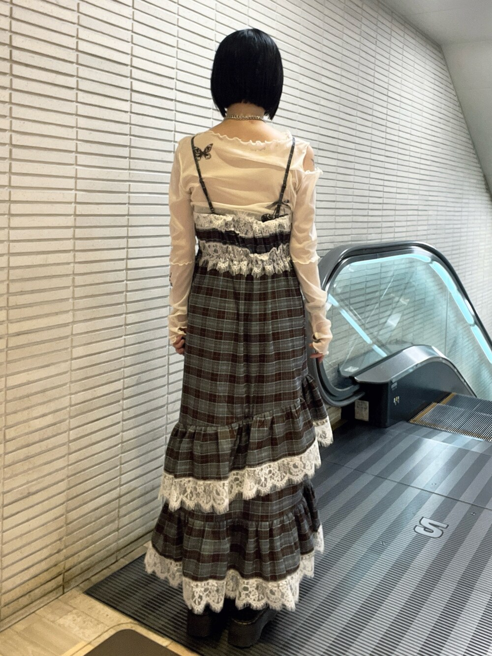 ホワイト系のTシャツ/カットソー、ブラウン系のワンピース、シルバー系のネックレスを着用したレディースの秋コーディネートの4枚目の写真