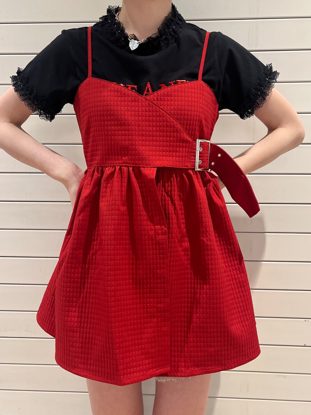 ブラック系のTシャツ/カットソー、レッド系のキャミソールを着用したレディースの夏コーディネートの7枚目の写真