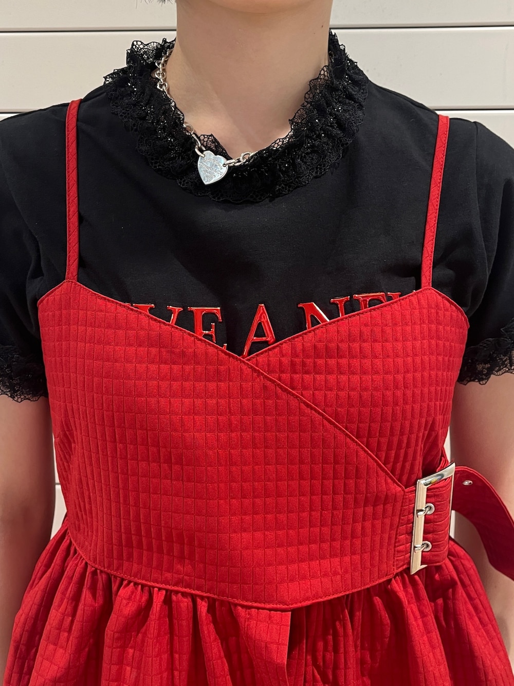 ブラック系のTシャツ/カットソー、レッド系のキャミソールを着用したレディースの夏コーディネートの6枚目の写真