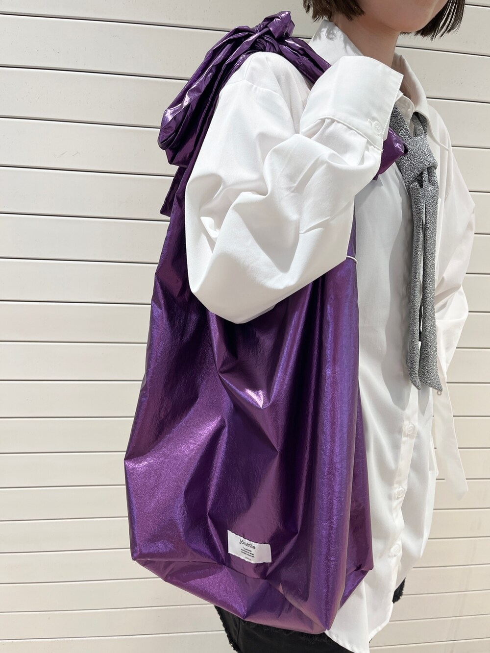 ホワイト系のシャツ/ブラウス、シルバー系のネクタイ、パープル系のトートバッグを着用したレディースの春コーディネートの6枚目の写真