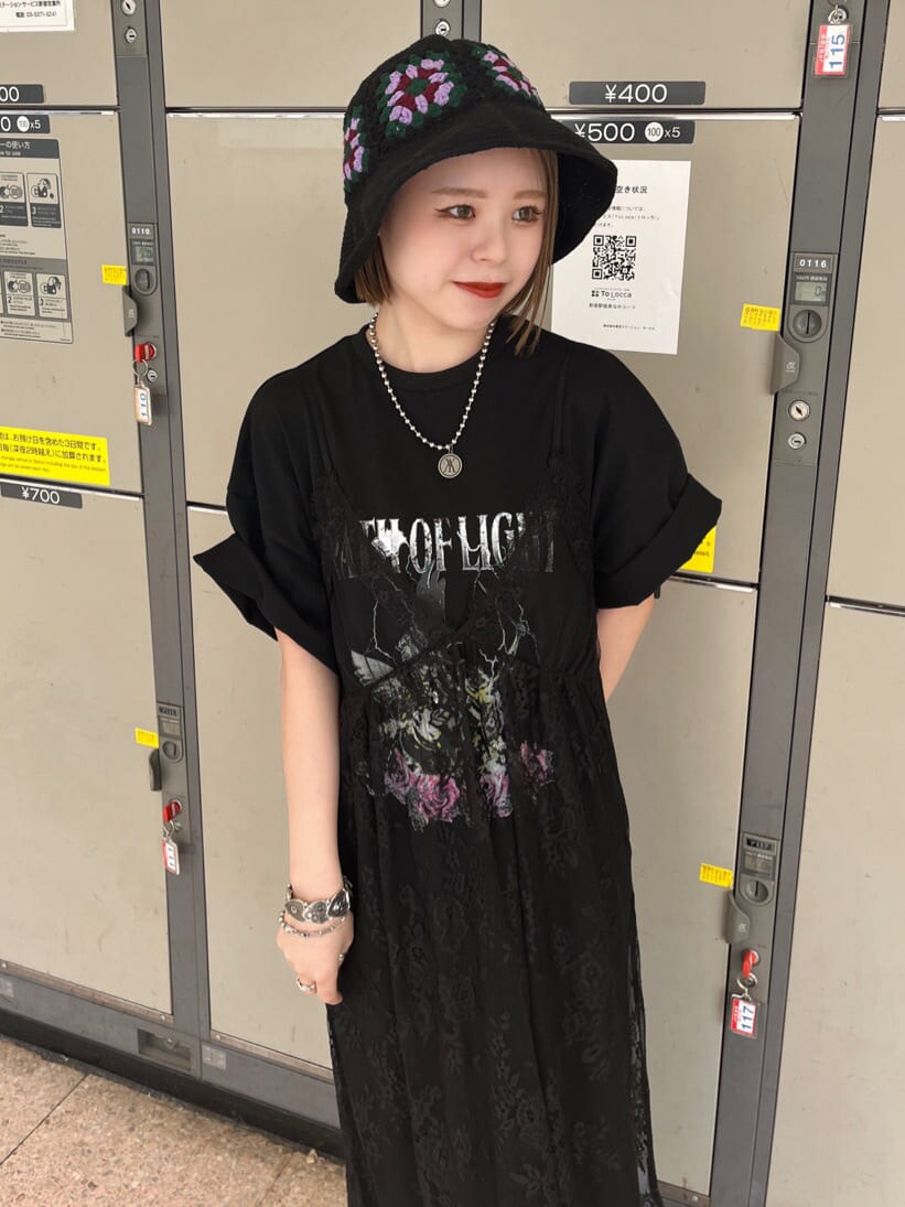 ブラック系のブーツ、ブラック系のワンピース、シルバー系のブレスレットを着用したレディースの春コーディネートの4枚目の写真