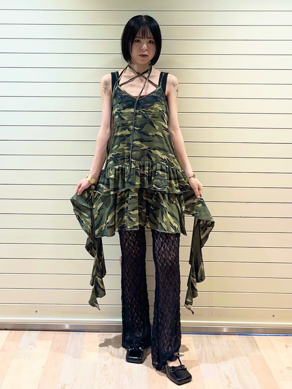 ベージュ系のワンピース、ブラック系のその他パンツ、ブラック系のパンプスを着用したレディースの夏コーディネートの2枚目の写真