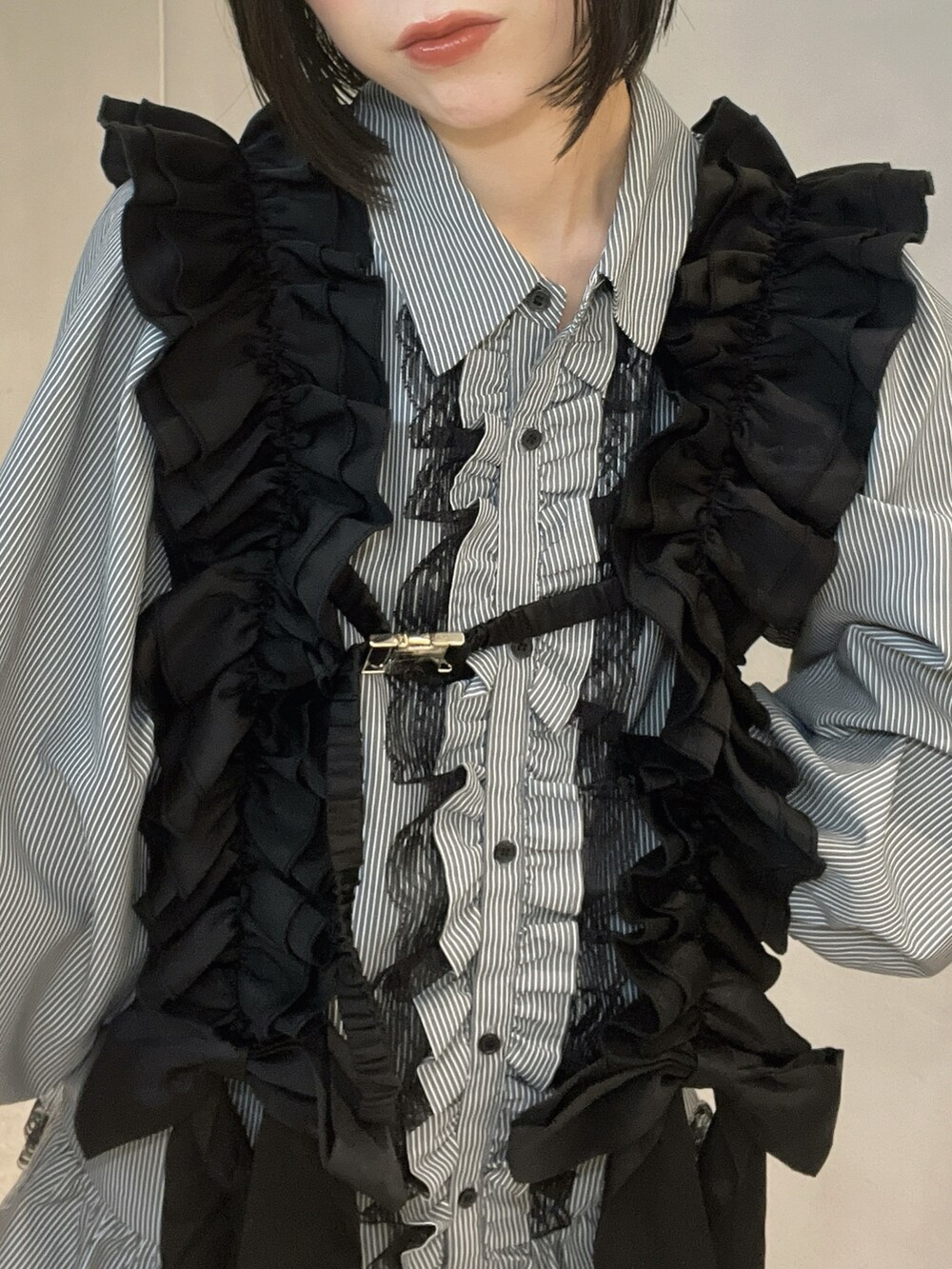 ブラック系のシャツ/ブラウス、ブラック系のブーツ、ブラック系のベルトを着用したレディースの秋コーディネートの7枚目の写真