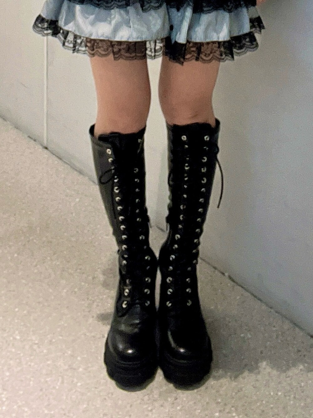 ブラック系のシャツ/ブラウス、ブラック系のブーツ、ブラック系のベルトを着用したレディースの秋コーディネートの9枚目の写真