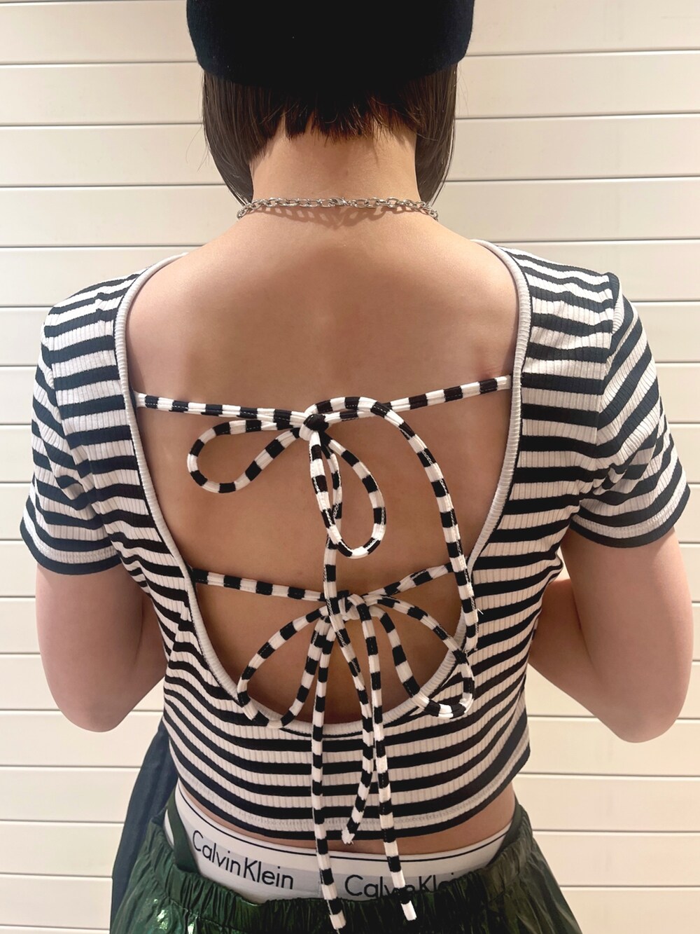 その他のTシャツ/カットソー、グリーン系のカーゴパンツ、ブラック系のバックパック/リュックを着用したレディースの春コーディネートの7枚目の写真