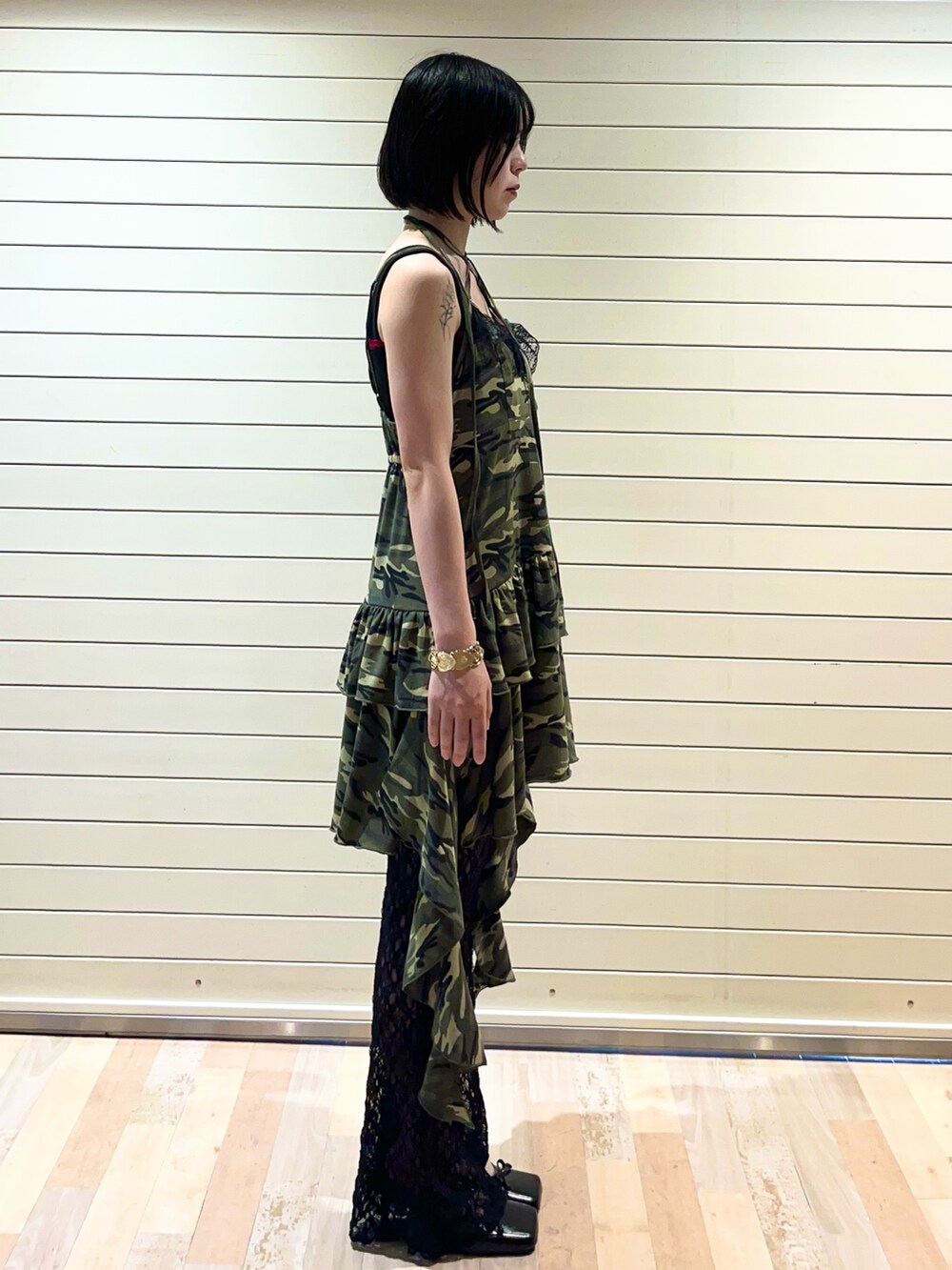 ベージュ系のワンピース、ブラック系のその他パンツ、ブラック系のパンプスを着用したレディースの夏コーディネートの3枚目の写真