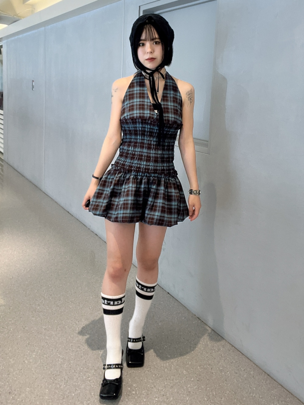 ブラウン系のワンピース、ホワイト系のボストンバッグ、ブラック系のパンプスを着用したレディースの夏コーディネートの2枚目の写真