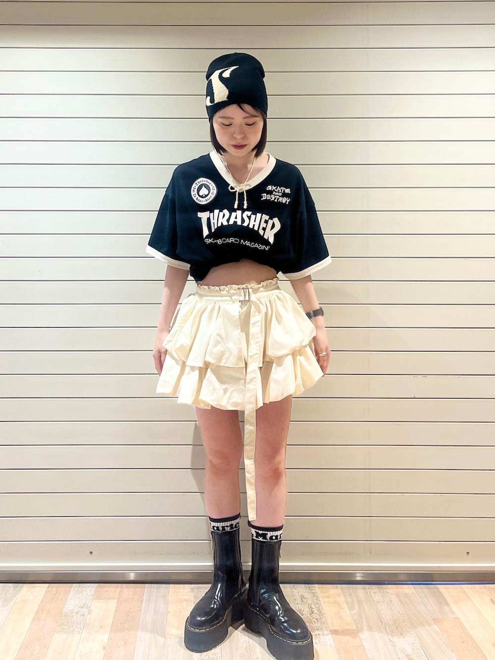 ブラック系のTシャツ/カットソー、ホワイト系のスカート、ブラック系のニットキャップ/ビーニーを着用したレディースの夏コーディネートの2枚目の写真