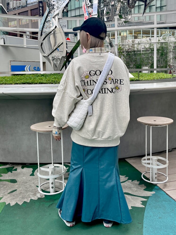 グレー系のスウェット、ベージュ系のシャツ/ブラウス、ブルー系のスカートを着用したレディースの秋コーディネートの3枚目の写真