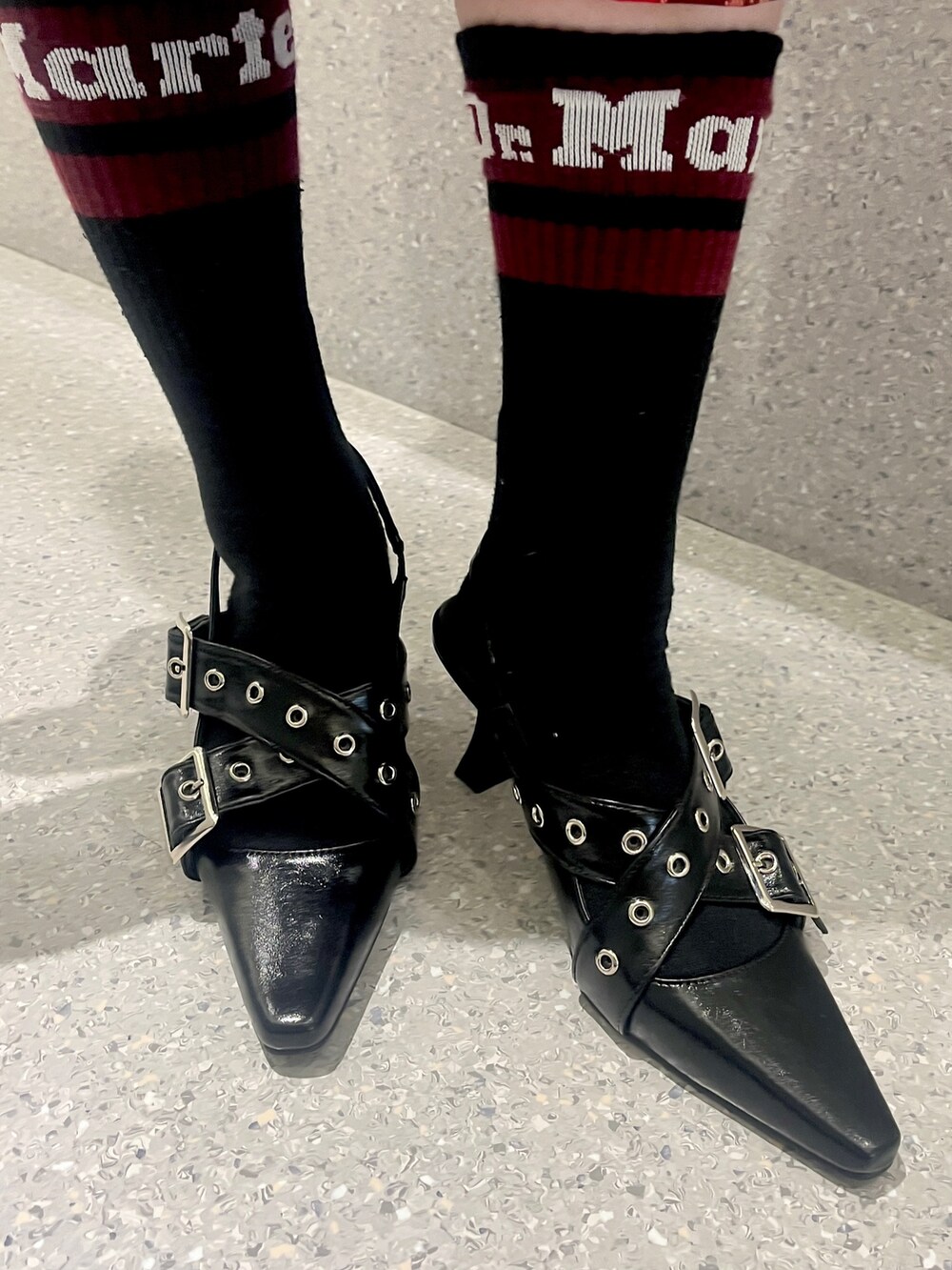 ブラック系のTシャツ/カットソー、レッド系のスカート、ブラック系のパンプスを着用したレディースの夏コーディネートの10枚目の写真