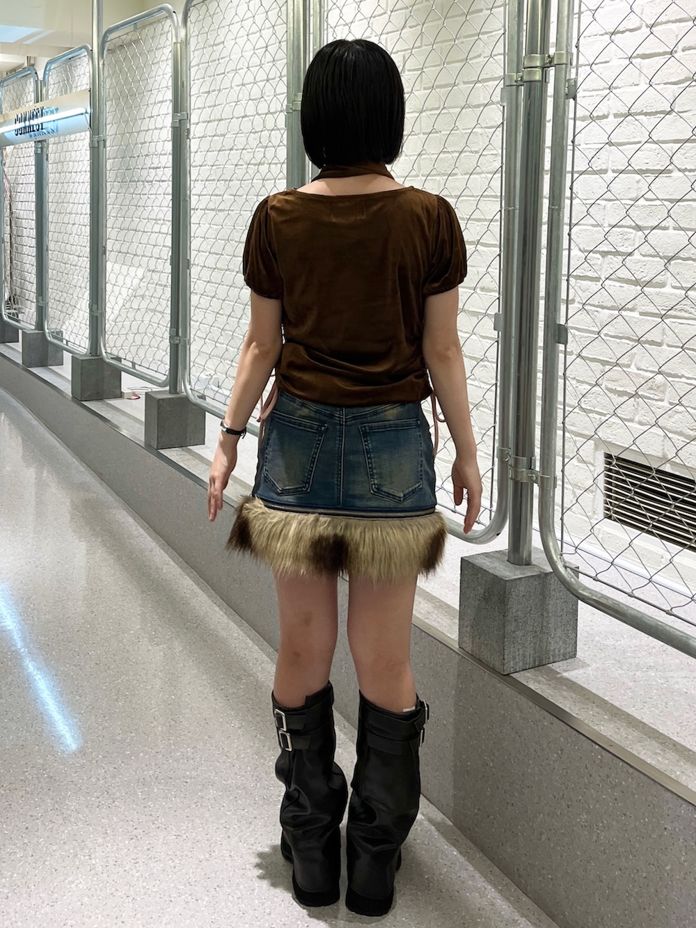 ブラウン系のTシャツ/カットソー、ブルー系のスカート、ブラック系のブーツを着用したレディースの夏コーディネートの4枚目の写真