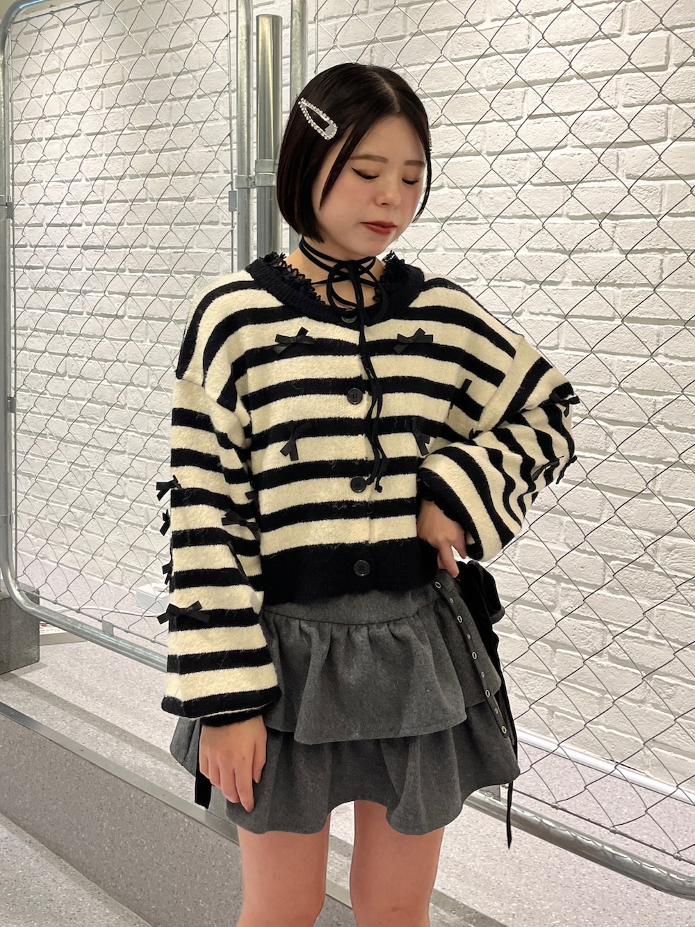 その他のカーディガン/ボレロ、ブラック系のTシャツ/カットソー、グレー系のスカートを着用したレディースの冬コーディネートの6枚目の写真