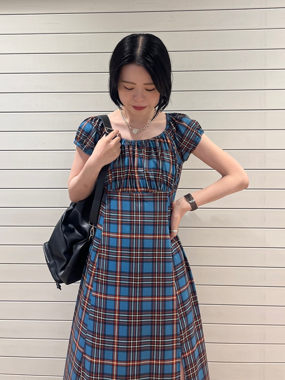 ブラック系のバレエシューズ、ブラック系のバックパック/リュック、ブルー系のワンピースを着用したレディースの夏コーディネートの4枚目の写真