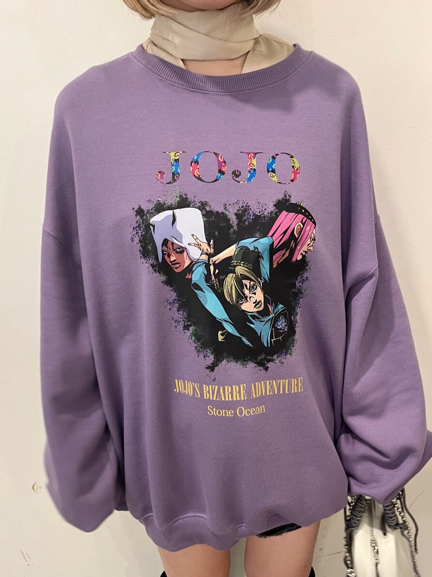 ブラック系のブーツ、ホワイト系のシャツ/ブラウス、パープル系のスウェットを着用したレディースの秋コーディネートの6枚目の写真