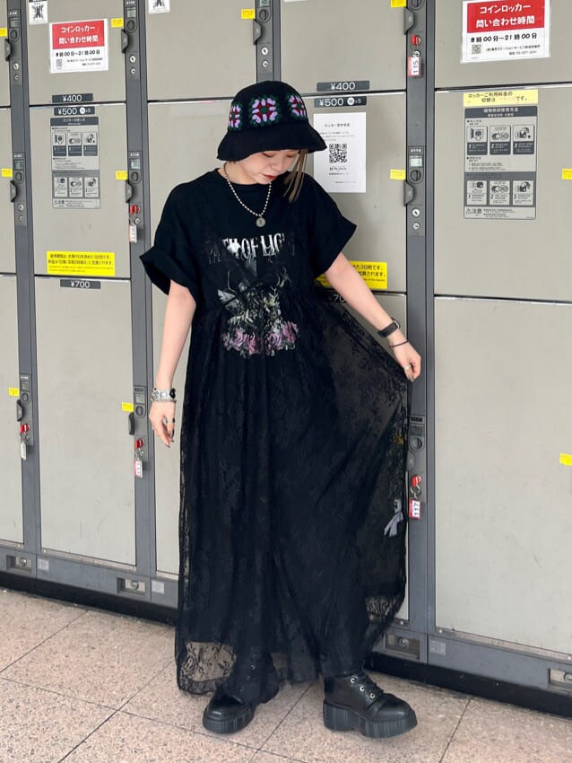 ブラック系のブーツ、ブラック系のワンピース、シルバー系のブレスレットを着用したレディースの春コーディネートの2枚目の写真