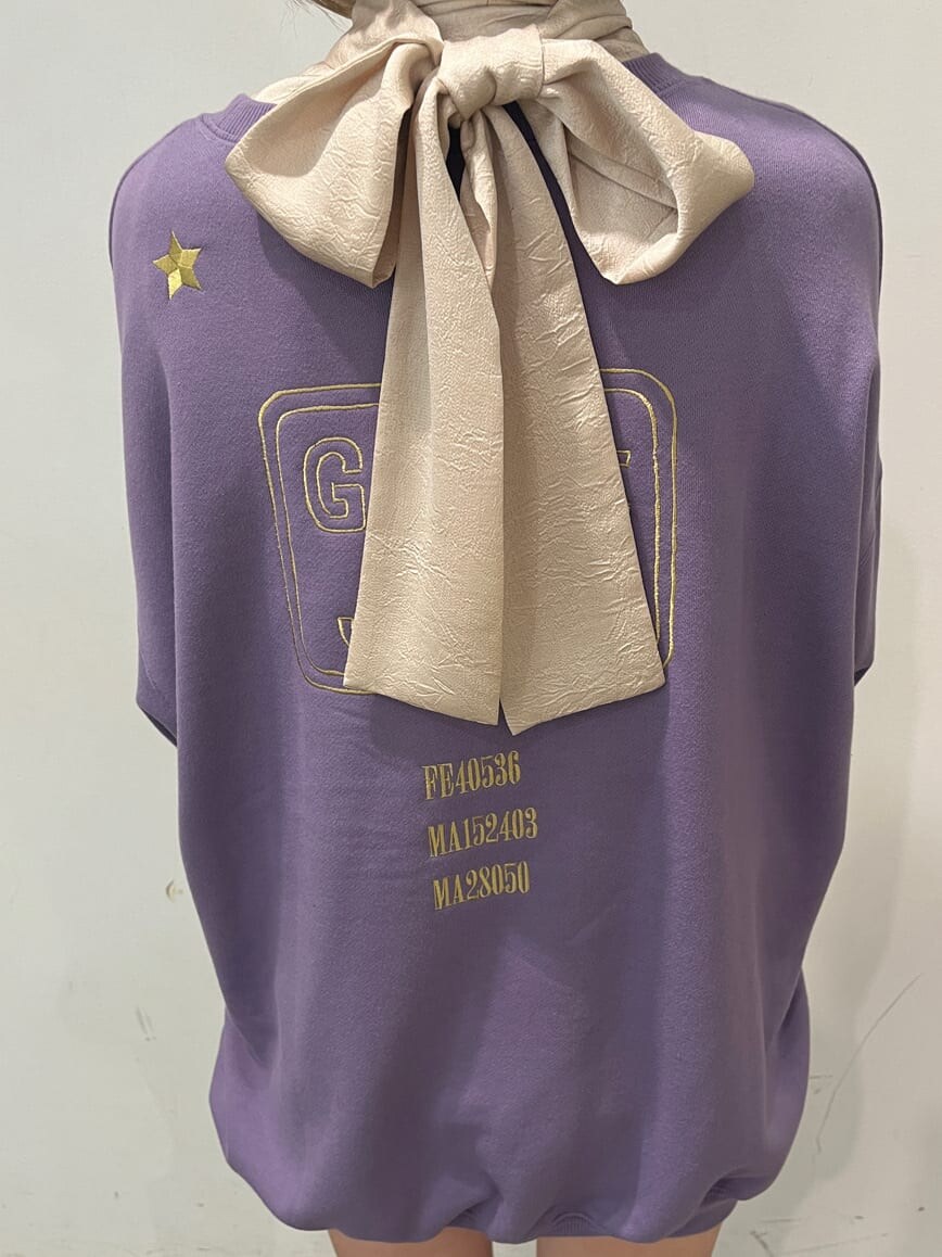 ブラック系のブーツ、ホワイト系のシャツ/ブラウス、パープル系のスウェットを着用したレディースの秋コーディネートの7枚目の写真