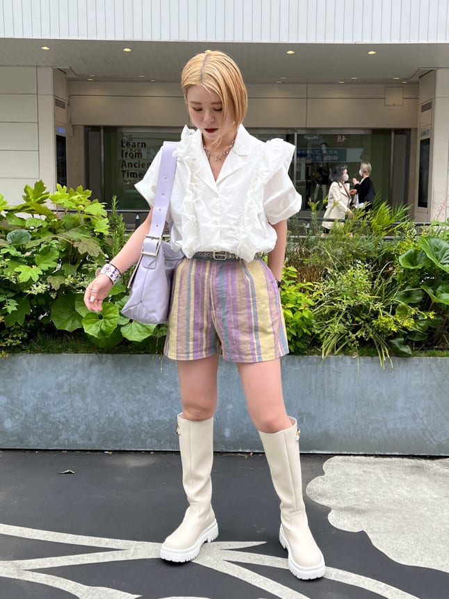 ホワイト系のブーツ、ホワイト系のシャツ/ブラウス、イエロー系のその他パンツを着用したレディースの春コーディネートの2枚目の写真