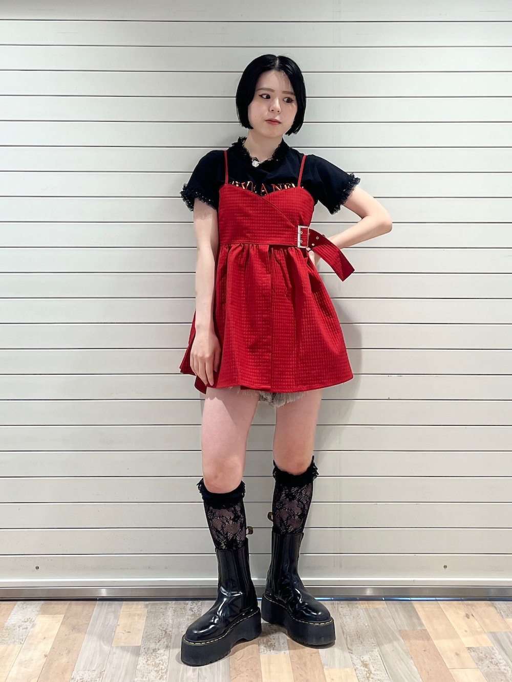 ブラック系のTシャツ/カットソー、レッド系のキャミソールを着用したレディースの夏コーディネートの2枚目の写真