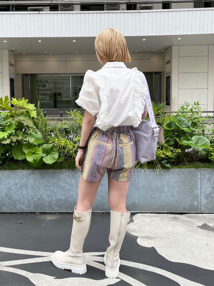 ホワイト系のブーツ、ホワイト系のシャツ/ブラウス、イエロー系のその他パンツを着用したレディースの春コーディネートの4枚目の写真