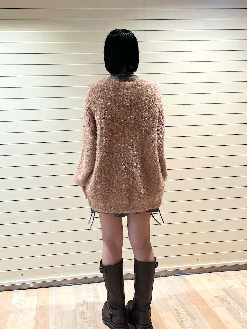 ピンク系のカーディガン/ボレロ、グレー系のスカート、グリーン系のTシャツ/カットソーを着用したレディースの夏コーディネートの4枚目の写真