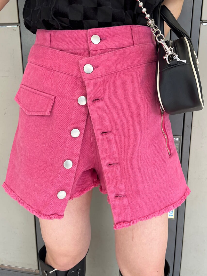 ブラック系のブーツ、その他のTシャツ/カットソー、ブラック系のボストンバッグを着用したレディースの夏コーディネートの7枚目の写真