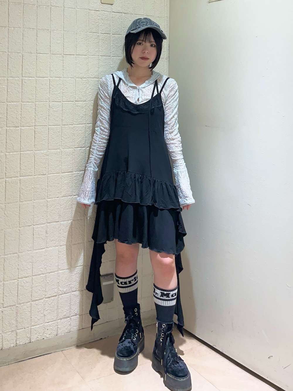 ブラック系のワンピース、ブルー系のTシャツ/カットソー、ブラック系のキャップを着用したレディースの夏コーディネートの2枚目の写真