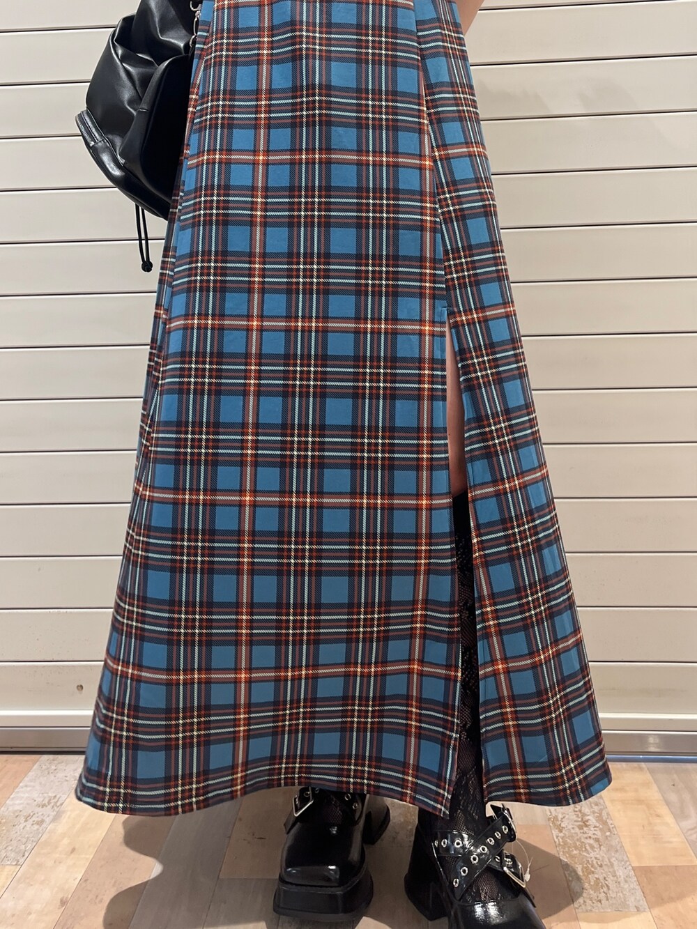 ブラック系のバレエシューズ、ブラック系のバックパック/リュック、ブルー系のワンピースを着用したレディースの夏コーディネートの6枚目の写真