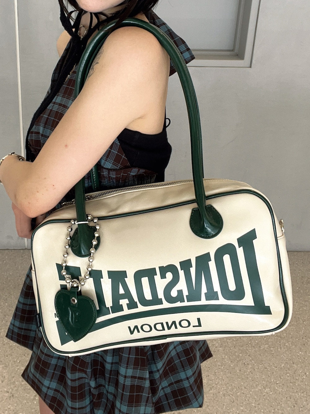 ブラウン系のワンピース、ホワイト系のボストンバッグ、ブラック系のパンプスを着用したレディースの夏コーディネートの7枚目の写真