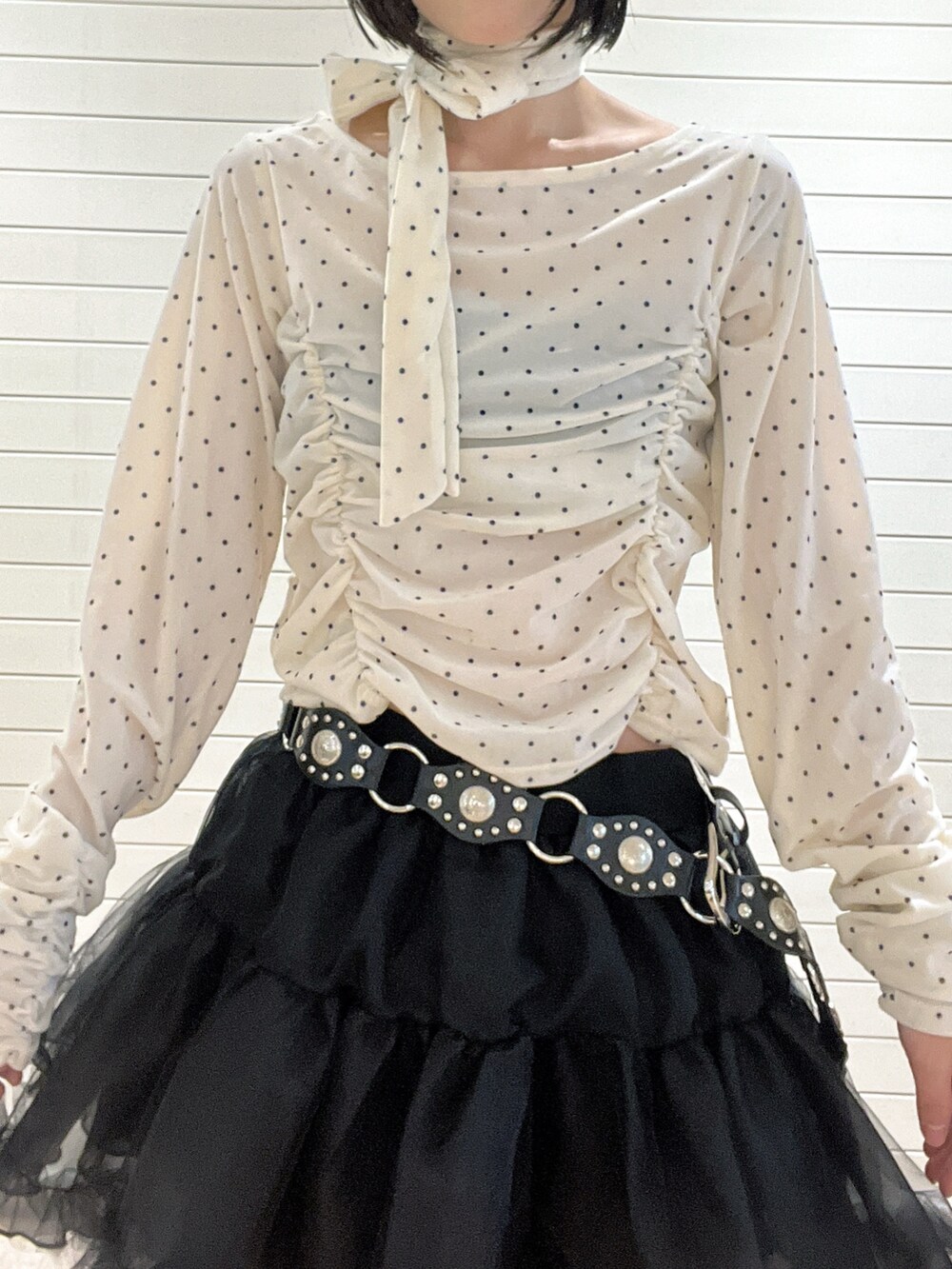 ホワイト系のTシャツ/カットソー、ブラック系のブーツ、ブラック系のスカートを着用したレディースの秋コーディネートの7枚目の写真