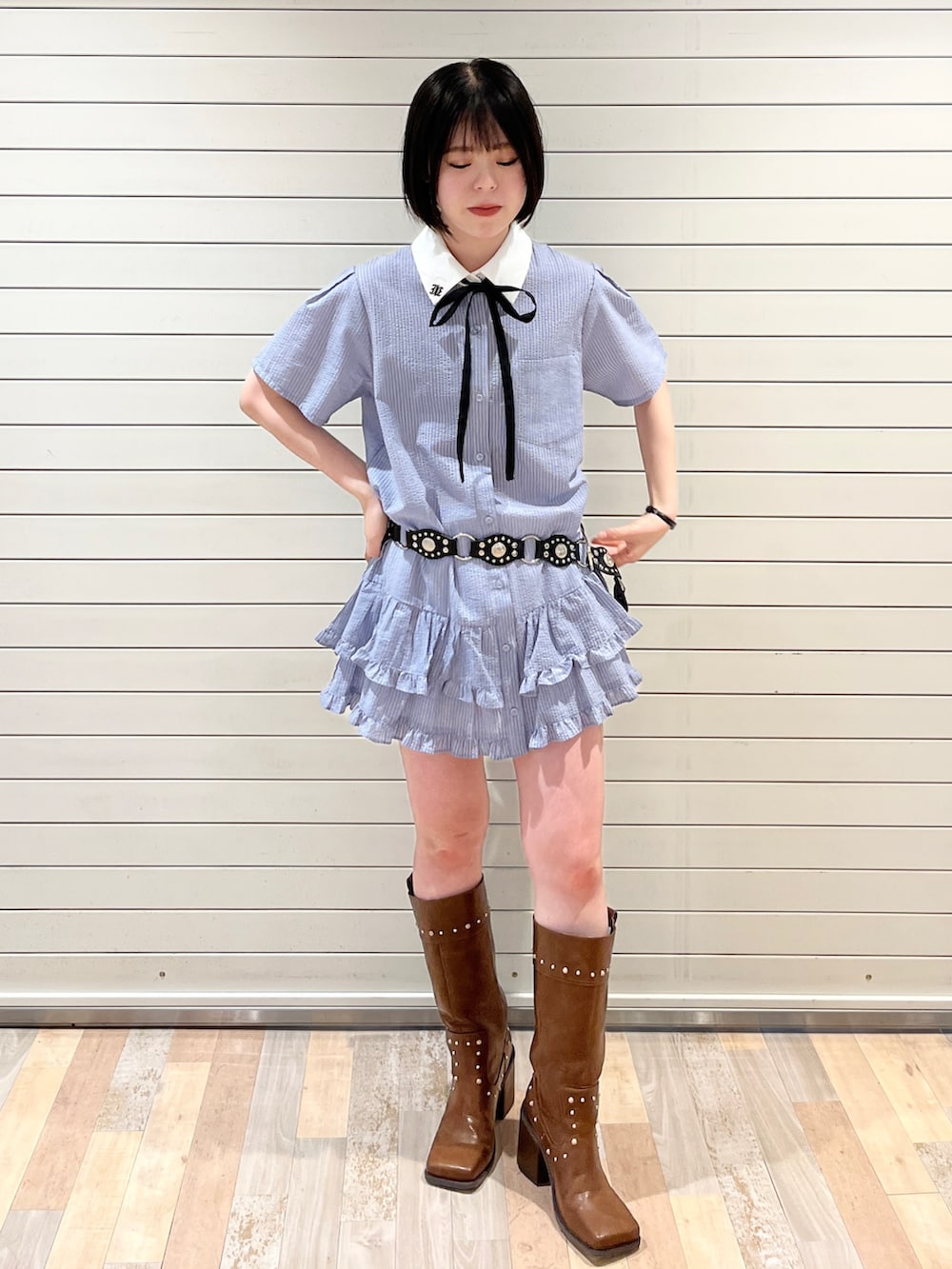 ブルー系のワンピース、ブラック系のその他パンツ、ブラウン系のブーツを着用したレディースの夏コーディネートの2枚目の写真