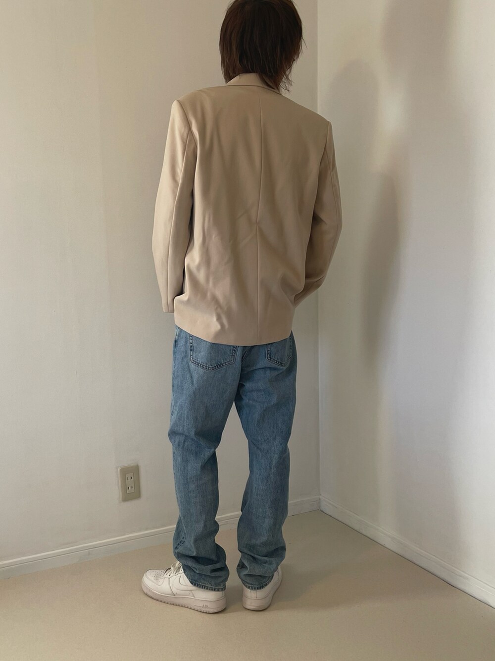 ホワイト系のジャケット/アウター、ブラック系のTシャツ/カットソー、ブルー系のデニムパンツを着用したメンズの夏コーディネートの2枚目の写真