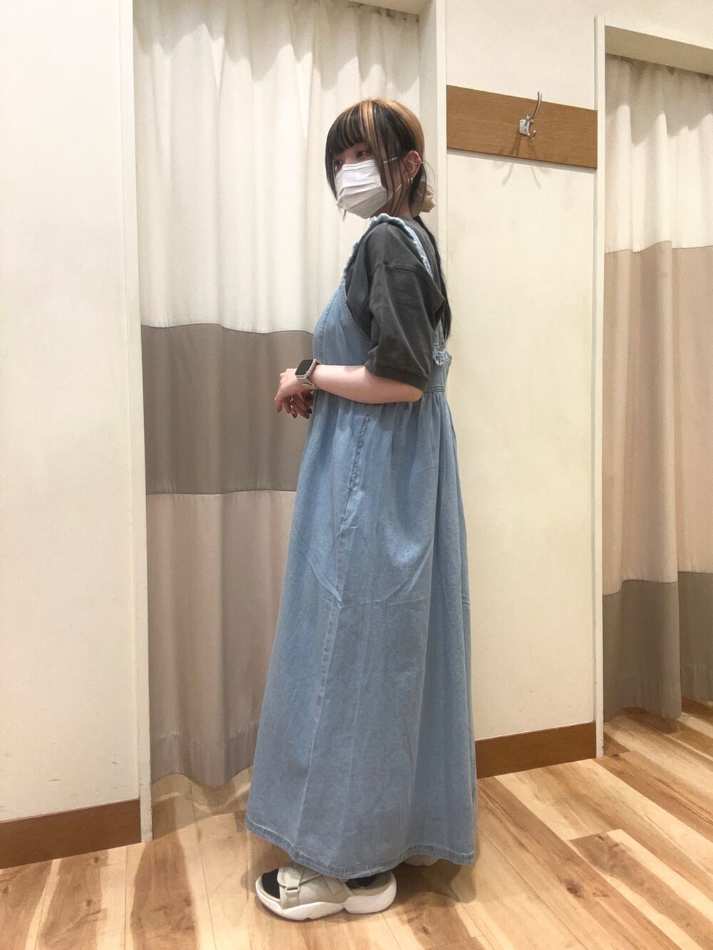 グレー系のTシャツ/カットソー、ブルー系のワンピース/ドレス、ベージュ系のサンダルを着用したレディースの春コーディネートの2枚目の写真