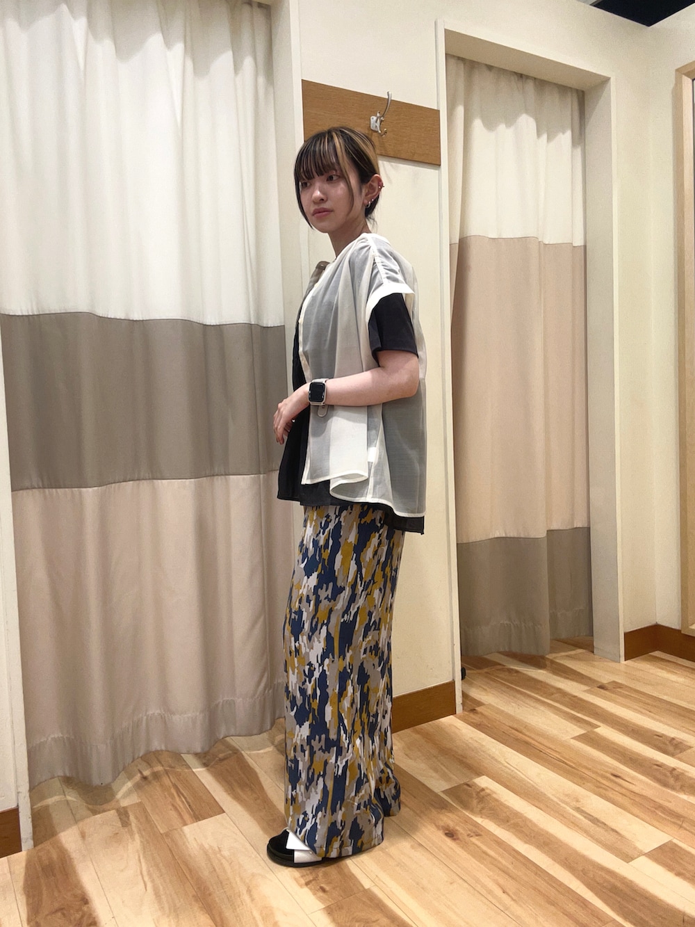 ブルー系のその他パンツ、ホワイト系のドレスシューズ、ホワイト系のシャツ/ブラウスを着用したレディースの夏コーディネートの2枚目の写真