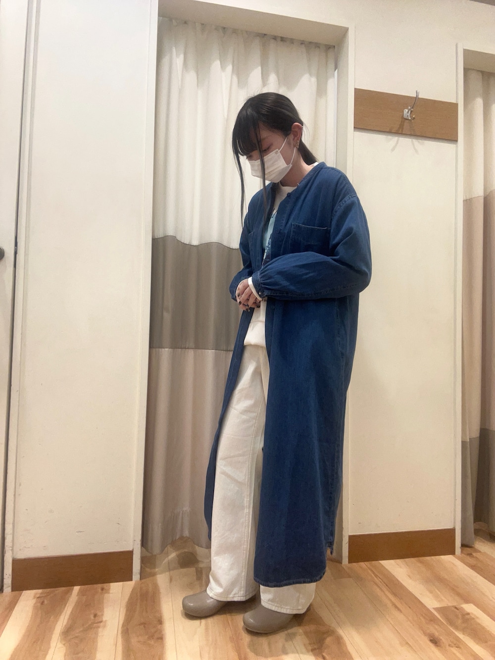 ブルー系のシャツワンピース、グレー系のTシャツ/カットソー、ホワイト系のその他パンツを着用したレディースの冬コーディネートの2枚目の写真